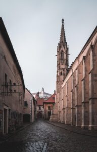 デート旅行での雨の日、楽しむための対策は？